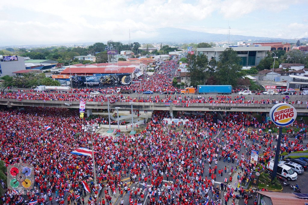 Foto: Celebración del triunfo de selección de Costa Rica contra Italia. - San José, Costa Rica