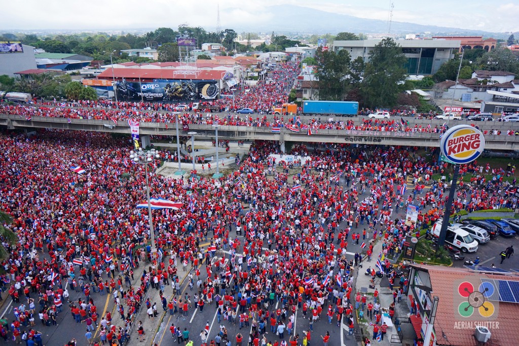 Foto: Celebración del triunfo de selección de Costa Rica contra Italia. - San José, Costa Rica