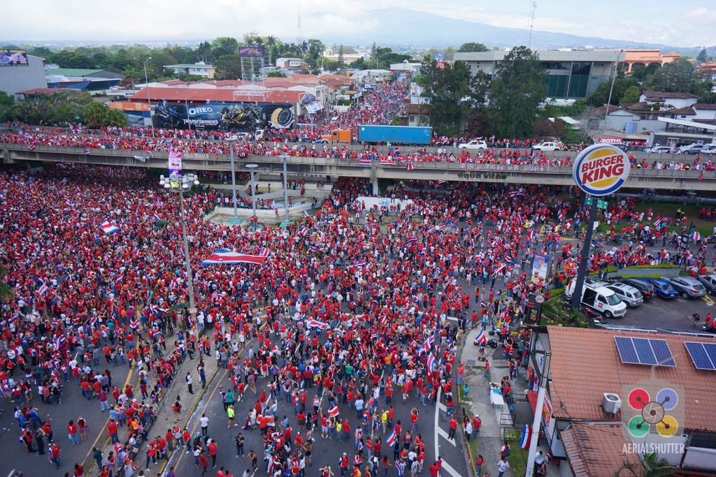 Foto: Celebración del triunfo de selección de Costa Rica contra Italia. - San José, Costa Rica