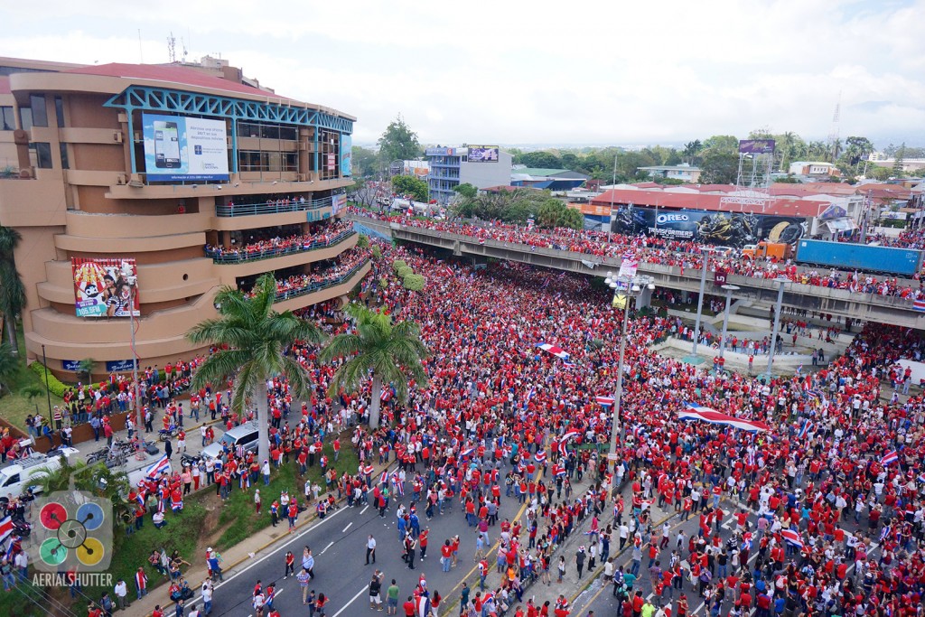 Foto: Celebración del triunfo de selección de Costa Rica contra Italia. - San José, Costa Rica