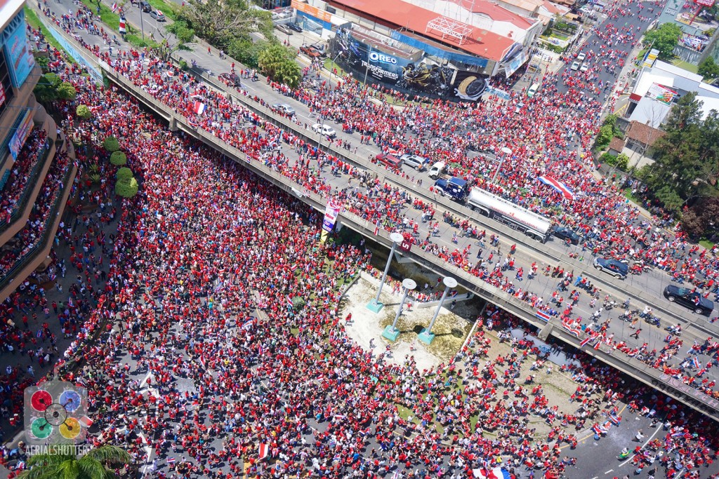 Foto: Celebración del triunfo de selección de Costa Rica contra Italia. - San José, Costa Rica