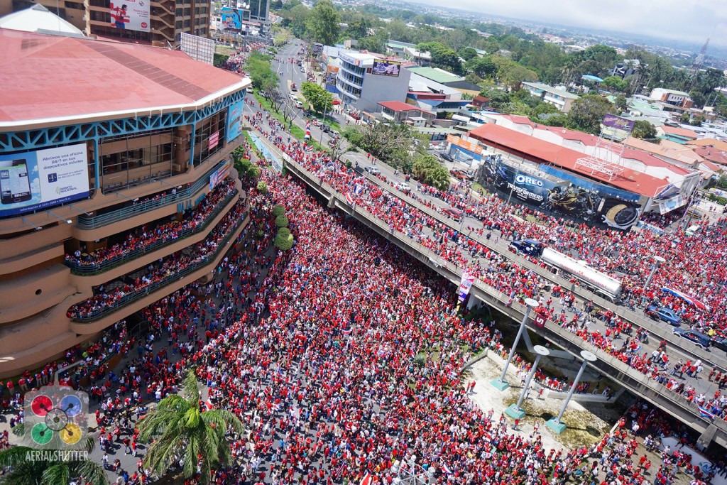 Foto: Celebración del triunfo de selección de Costa Rica contra Italia. - San José, Costa Rica