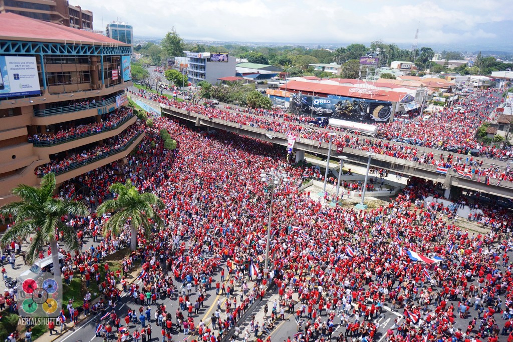 Foto: Celebración del triunfo de selección de Costa Rica contra Italia. - San José, Costa Rica