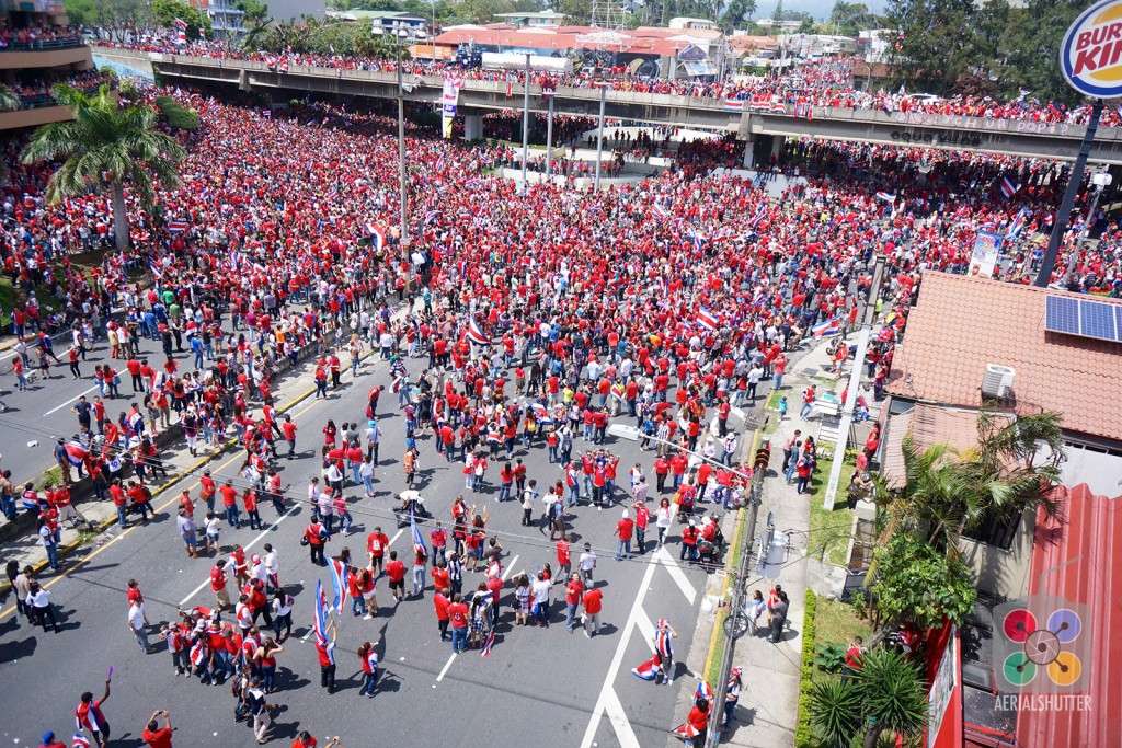 Foto: Celebración del triunfo de selección de Costa Rica contra Italia. - San José, Costa Rica