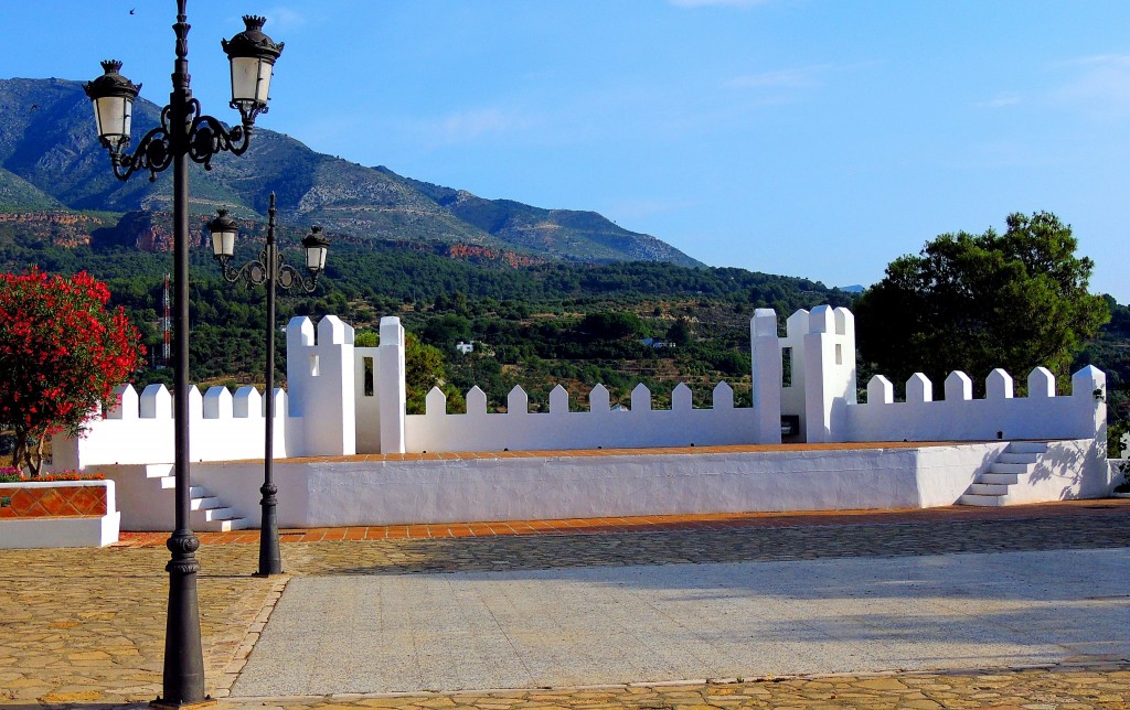 Foto: Almenas y Garitas - Alozaina (Málaga), España