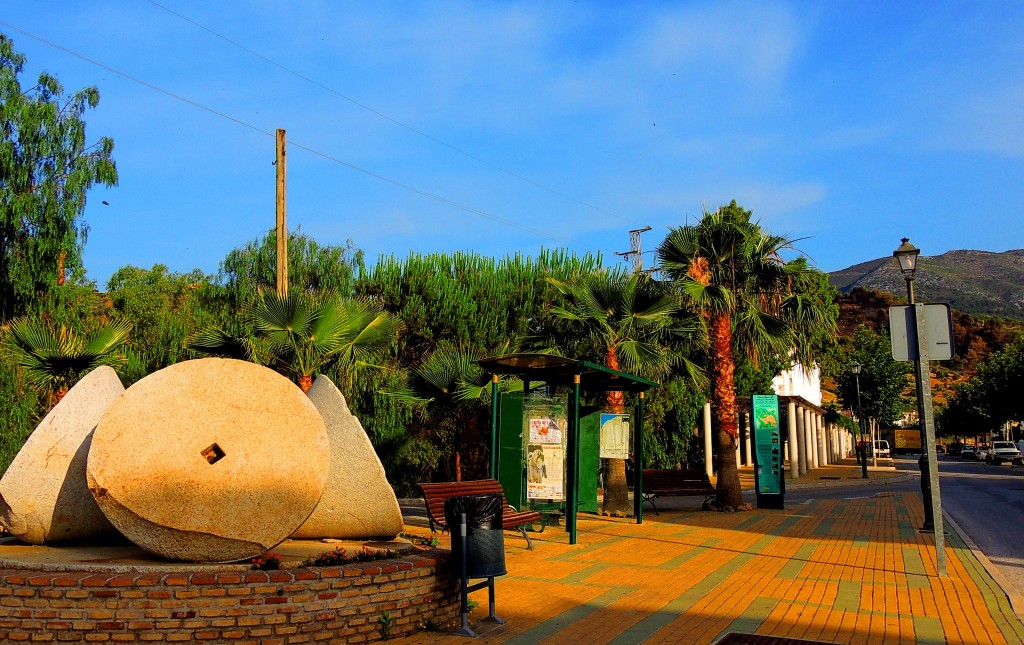 Foto: Con piedras de molino - Alozaina (Málaga), España