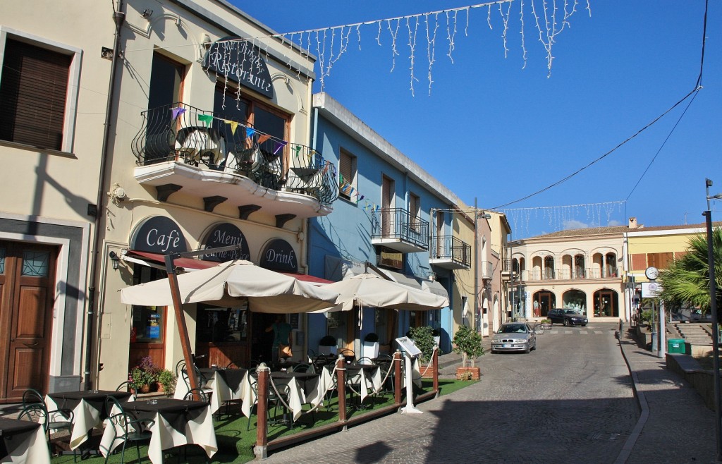 Foto: Vista del pueblo - Pula (Sardinia), Italia