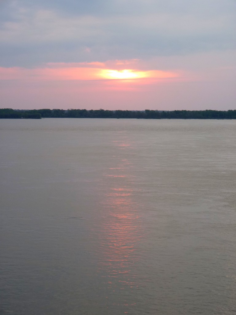 Foto: Puesta de sol sobre el Río Paraná - La Paz (Entre Ríos), Argentina