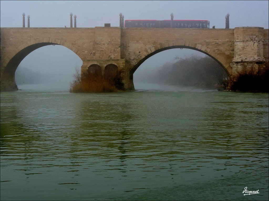 Foto: 150115-20 NIEBLA EN EL PUENTE - Zaragoza (Aragón), España