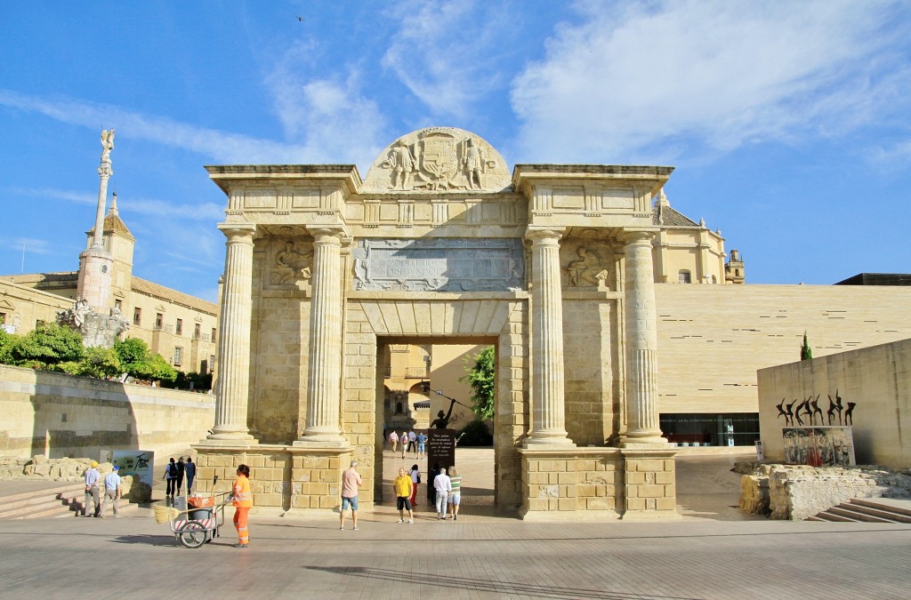 Foto: Puerta del puente - Córdoba (Andalucía), España