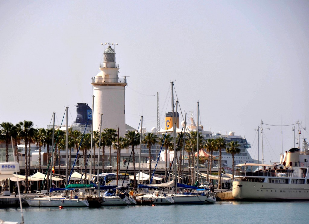 Foto: Yates en los amarres y faro - Malaga (Málaga), España