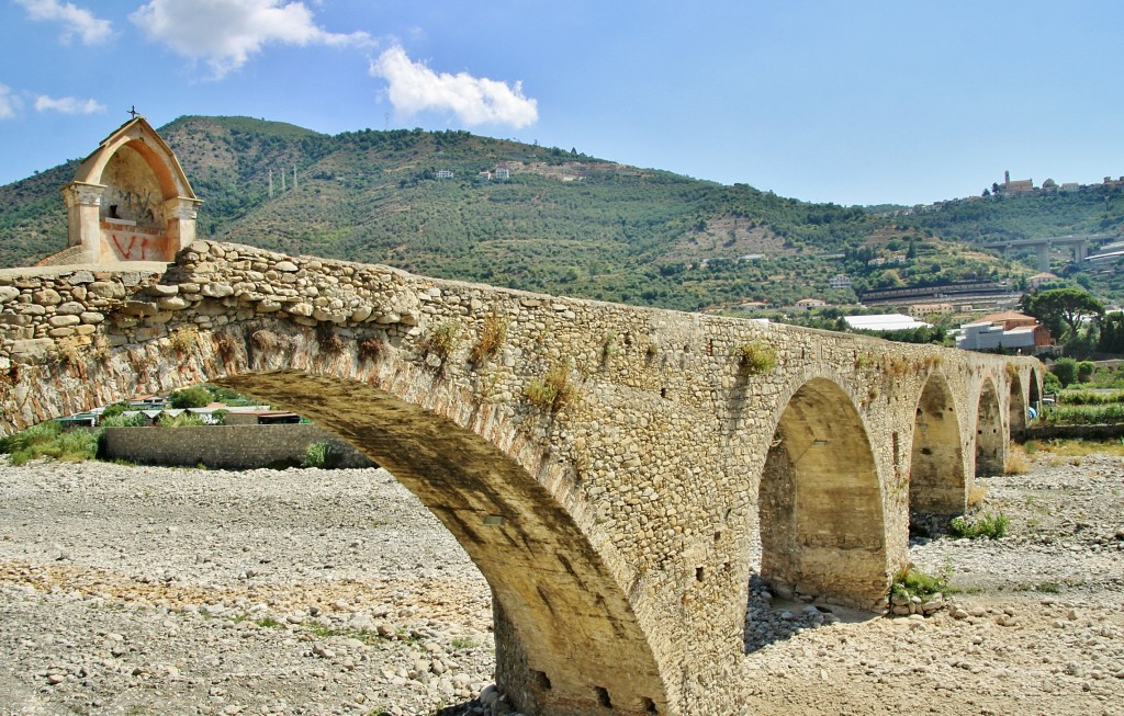 Foto: Puente medieval - Taggia (Liguria), Italia