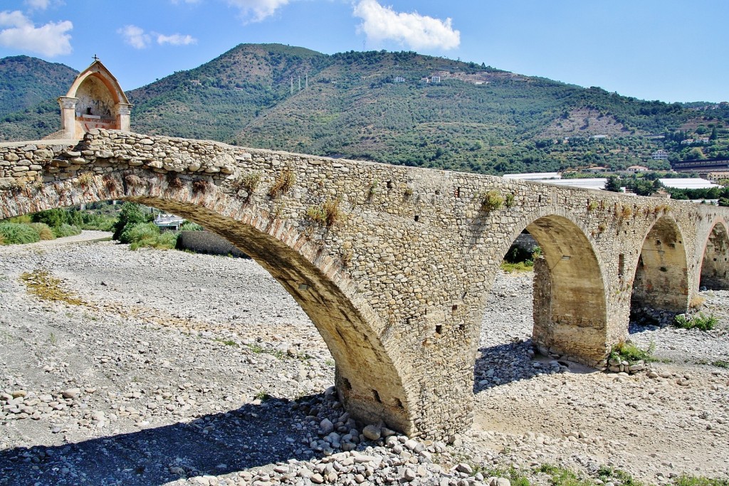 Foto: Puente medieval - Taggia (Liguria), Italia