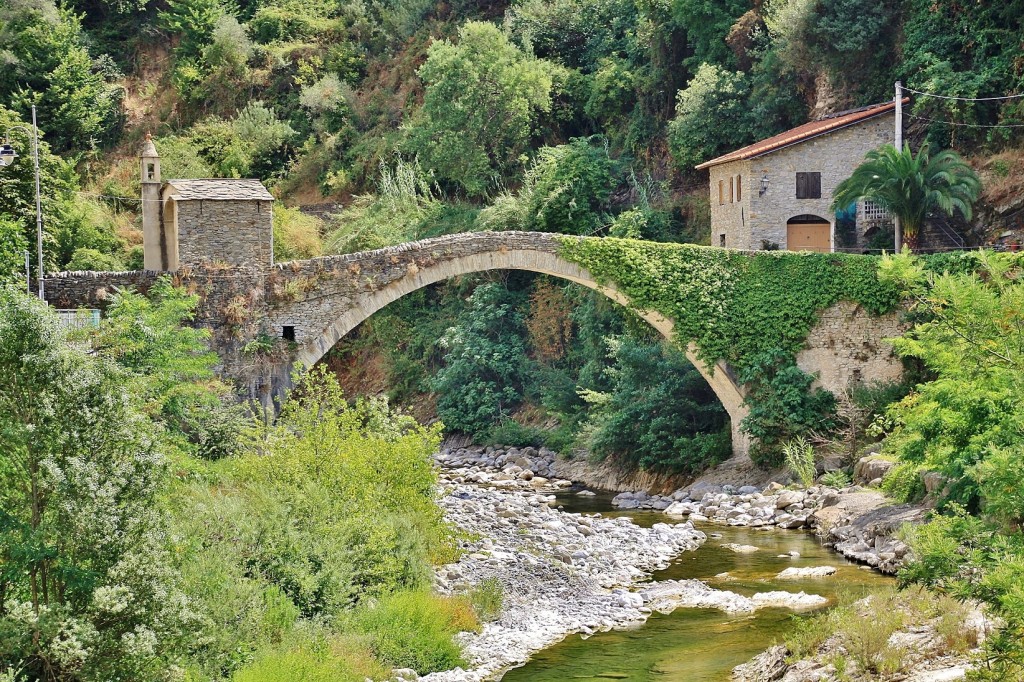 Foto: Puente medieval - Badalucco (Liguria), Italia