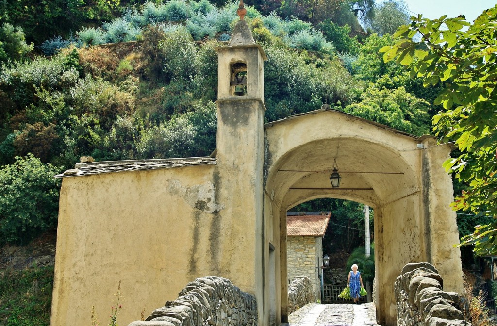 Foto: Puente medieval - Badalucco (Liguria), Italia