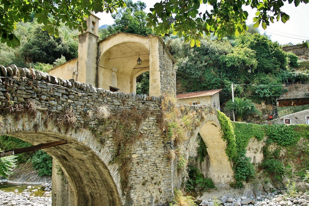 Foto: Puente medieval - Badalucco (Liguria), Italia