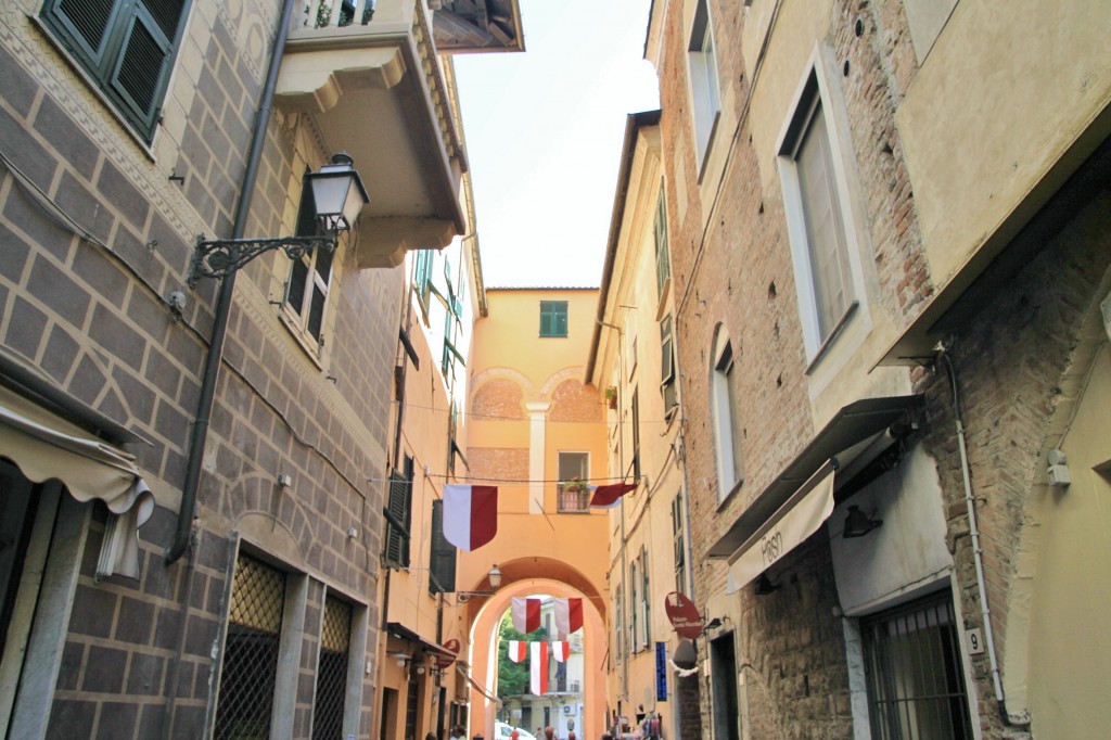 Foto: Centro histórico - Albenga (Liguria), Italia