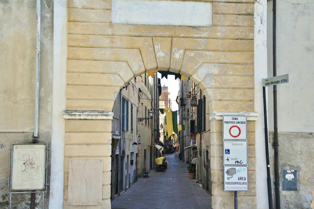 Foto: Centro histórico - Albenga (Liguria), Italia