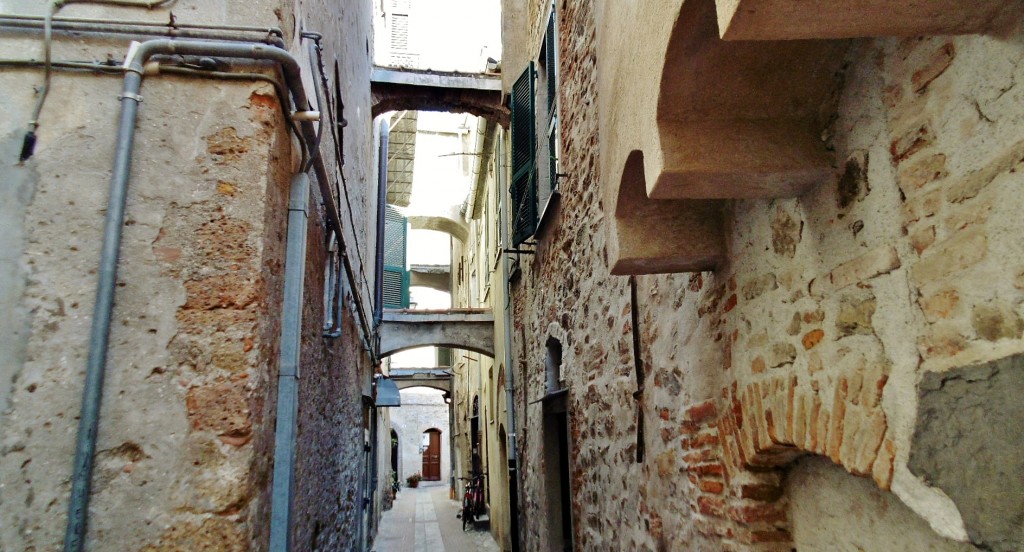 Foto: Centro histórico - Albenga (Liguria), Italia