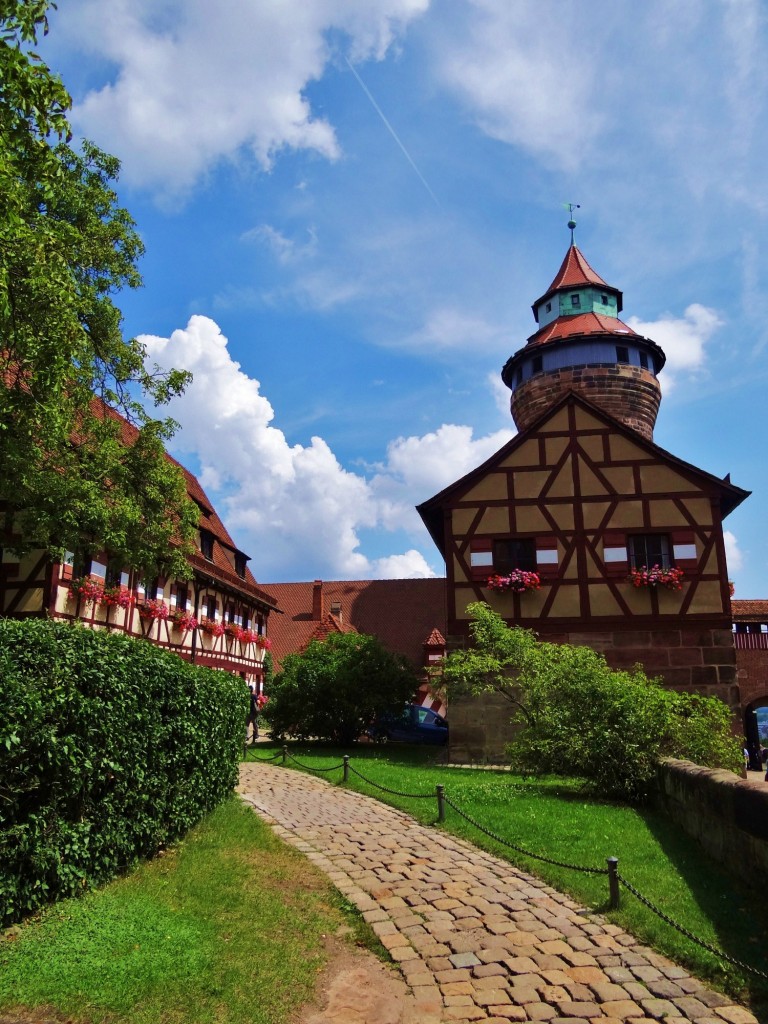 Foto: Tiefer Brunnen und Sinwellturm - Nürnberg (Bavaria), Alemania