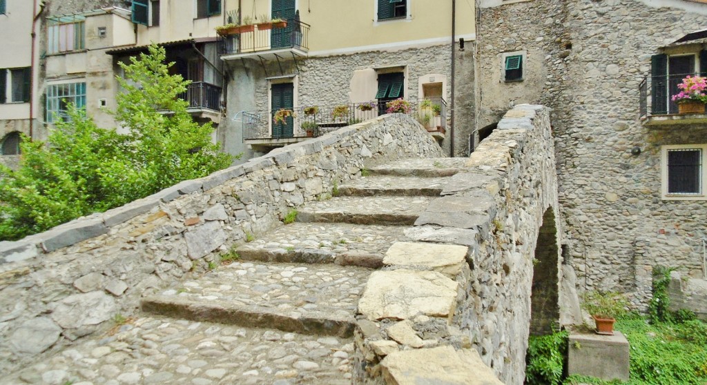 Foto: Centro histórico - Zuccarello (Liguria), Italia