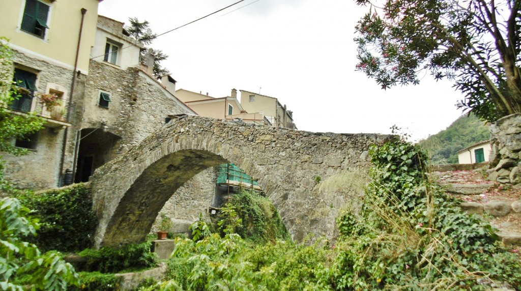 Foto: Centro histórico - Zuccarello (Liguria), Italia