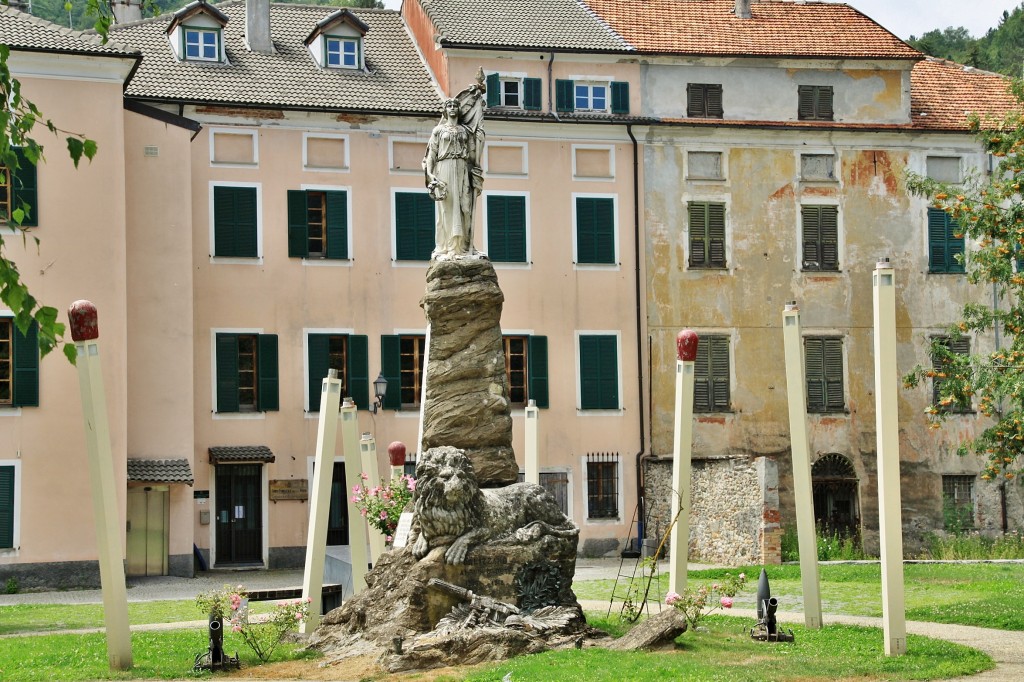 Foto: Vista del pueblo - Calizzano (Liguria), Italia