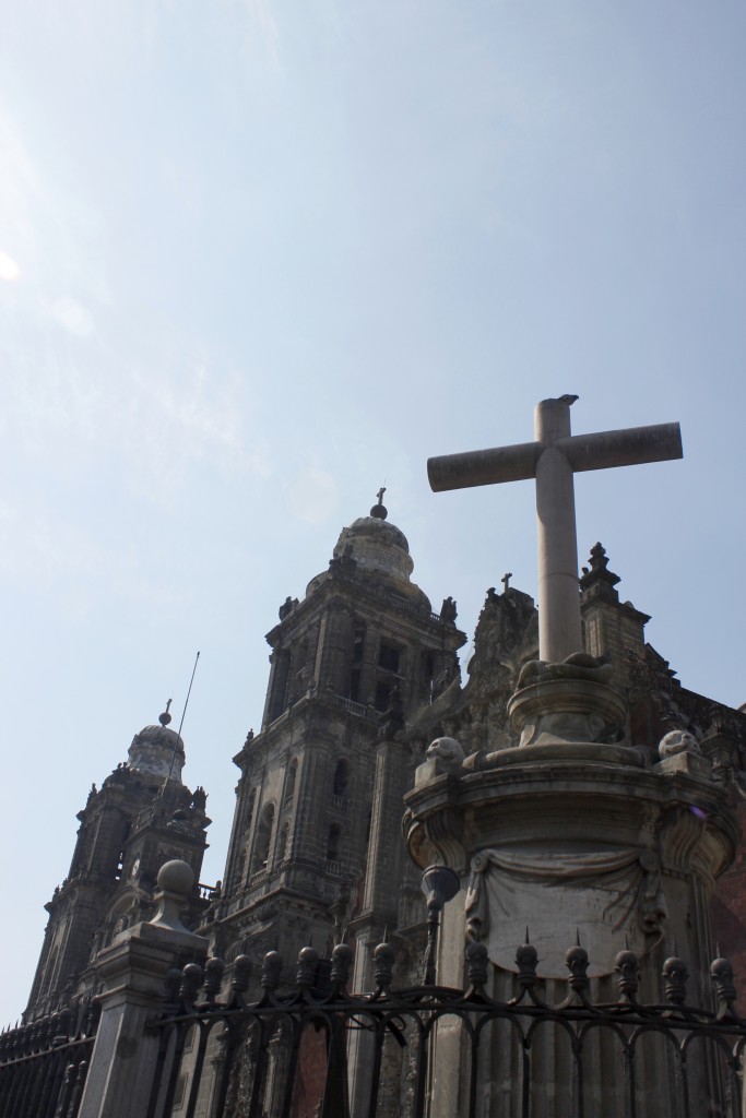 Foto: Cruz y cúpulas de la Catedral - Ciudad México (México), México