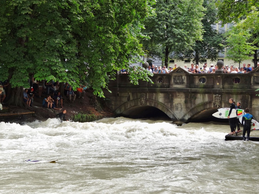 Foto: Eisbachwelle - München (Bavaria), Alemania