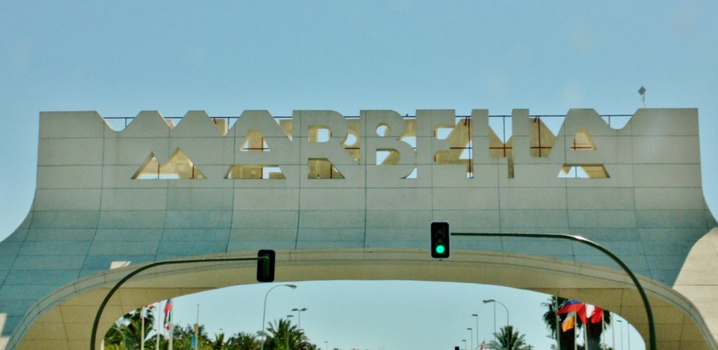 Foto: Entrada a la ciudad por carretera - Marbella (Málaga), España