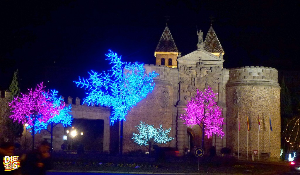 Foto: Puerta de la Bisagra en las Fiestas Navideñas - Toledo (Castilla La Mancha), España