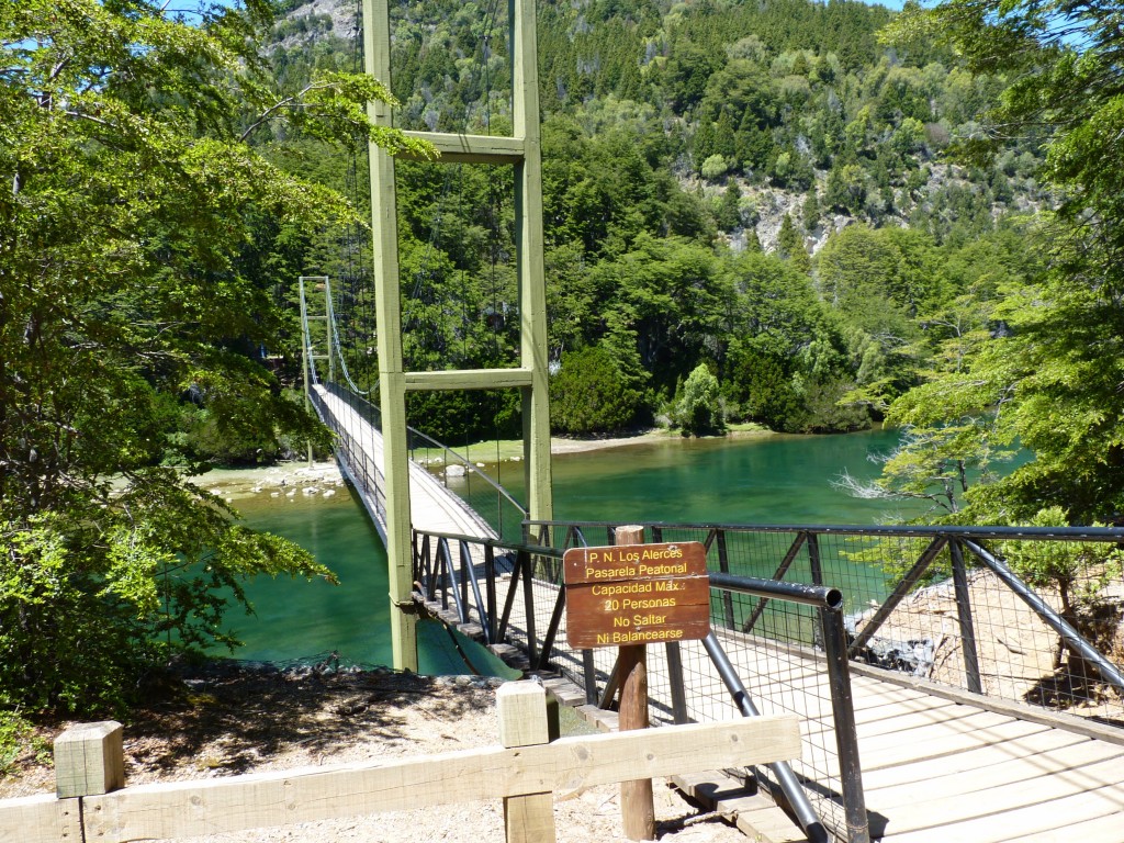 Foto: Pasarela. - Parque Nacional Los Alerces (Chubut), Argentina