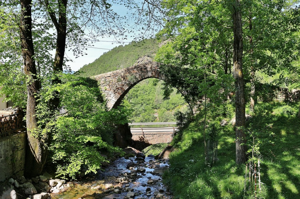 Foto: Puente medieval - Castellar de n´Hug (Barcelona), España