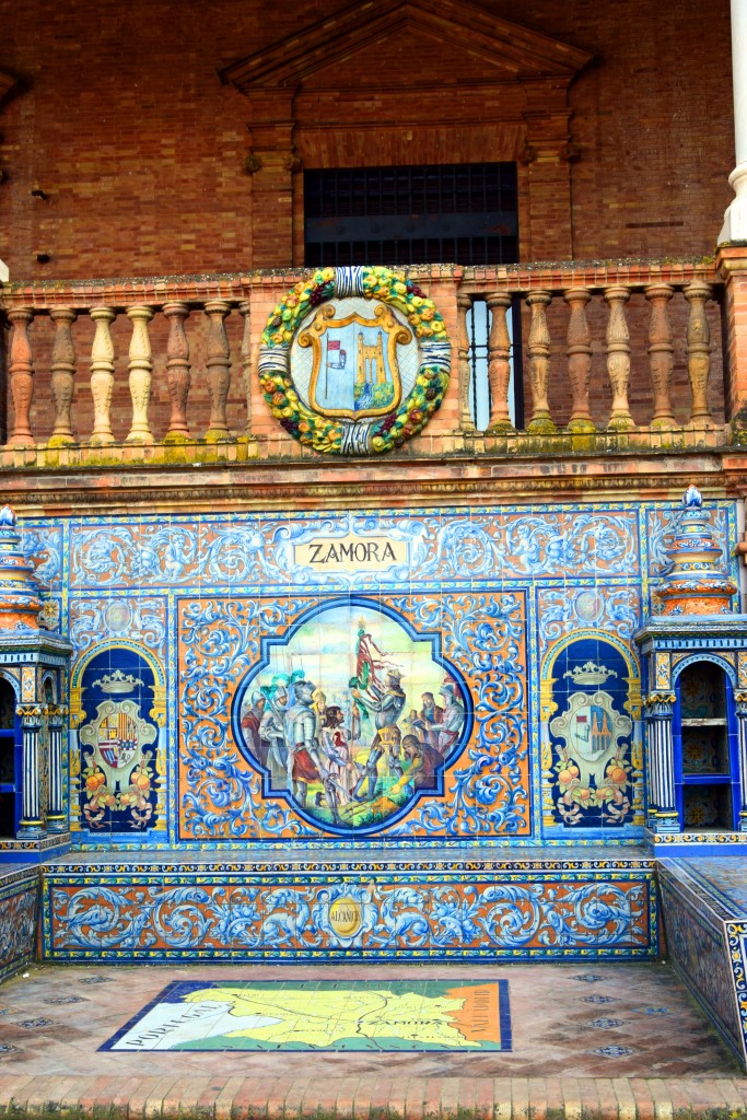 Foto: Zamora representada en un banco de la Plaza de España - Sevilla (Andalucía), España