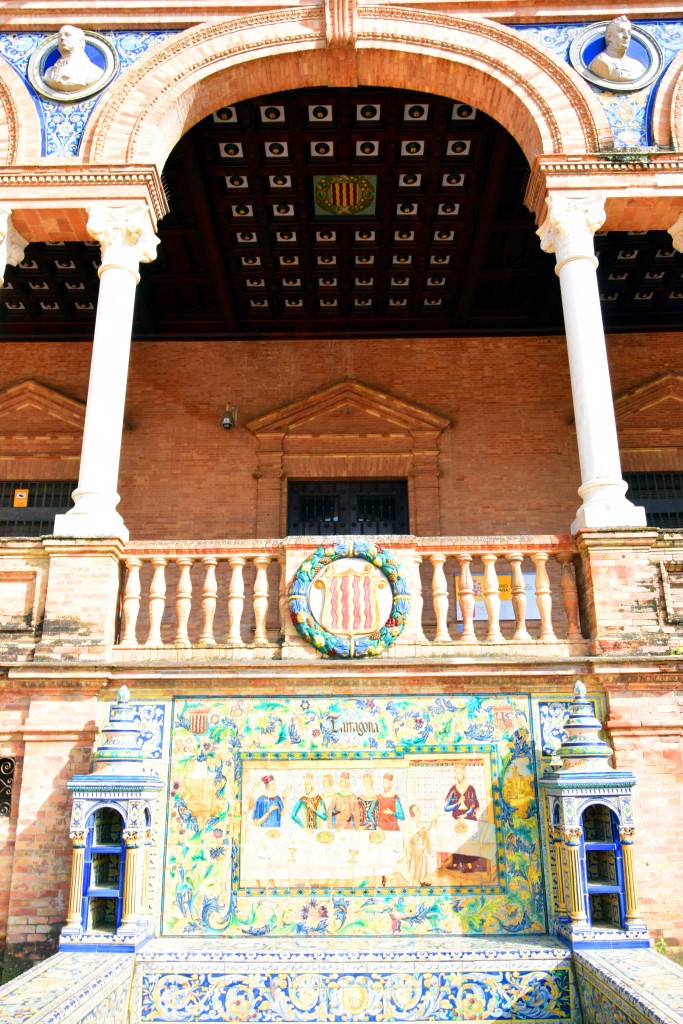 Foto: Teruel representada en un banco de la Plaza de España - Sevilla (Andalucía), España