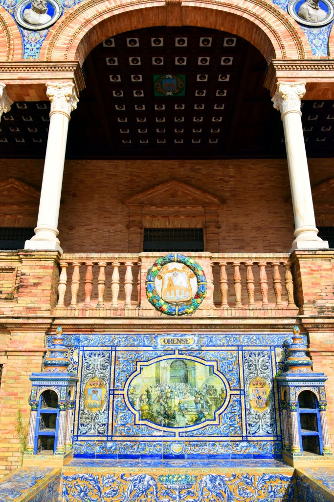 Foto: Orense representada en un banco de la Plaza de España - Sevilla (Andalucía), España