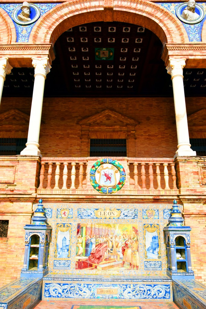 Foto: León representada en un banco de la Plaza de España - Sevilla (Andalucía), España