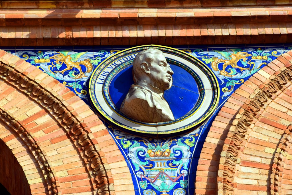 Foto: Luis Victori su busto representado en la Plaza de España sevillana - Sevilla (Andalucía), España