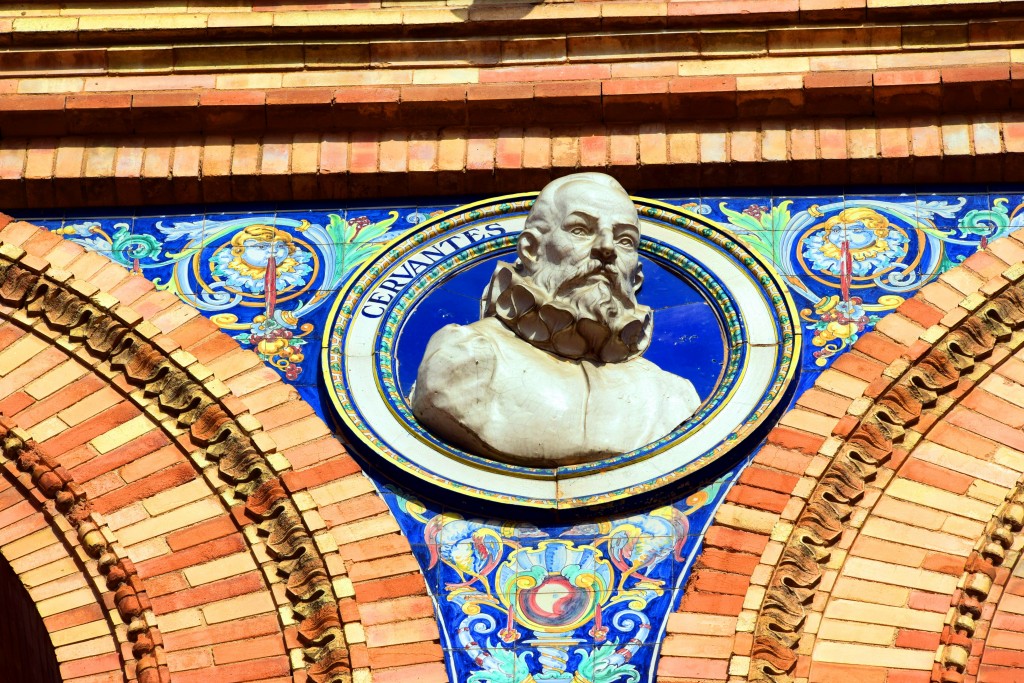 Foto: Cervantes su busto representado en la Plaza de España sevillana - Sevilla (Andalucía), España