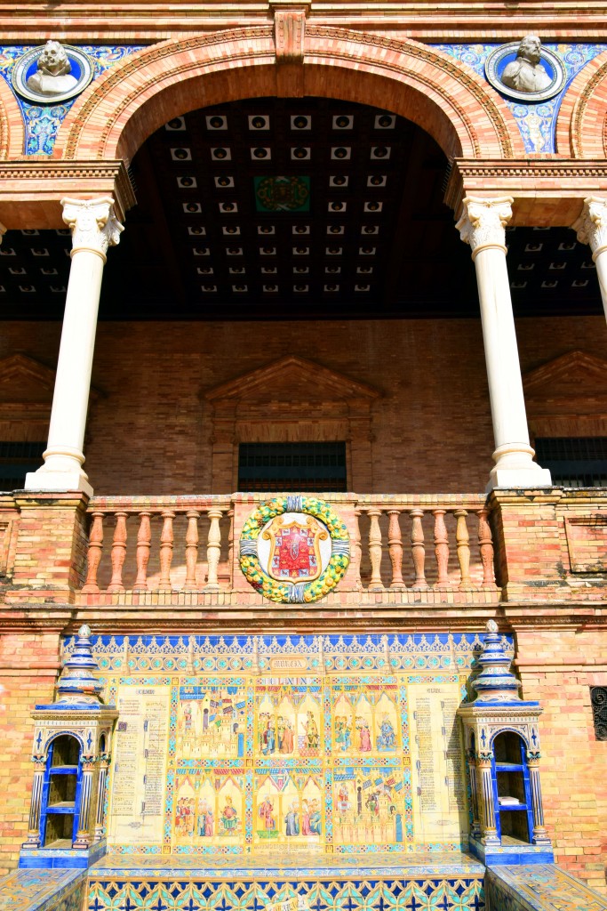 Foto: Murcia representada en un banco de la Plaza de España - Sevilla (Andalucía), España