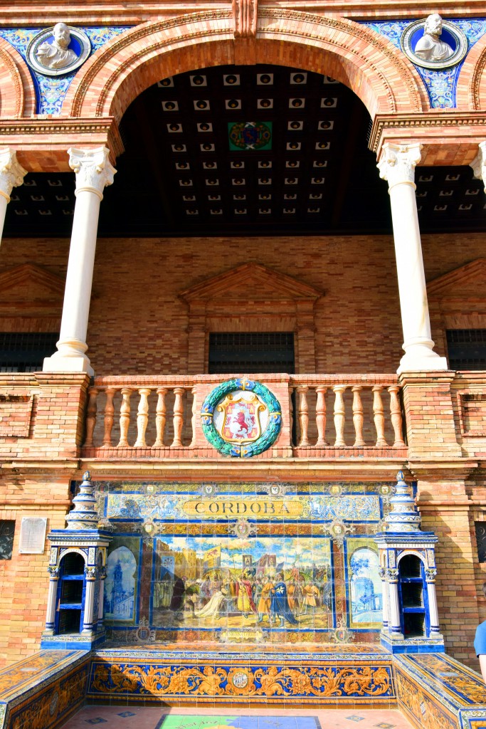 Foto: Córdoba representada en un banco de la Plaza de España - Sevilla (Andalucía), España