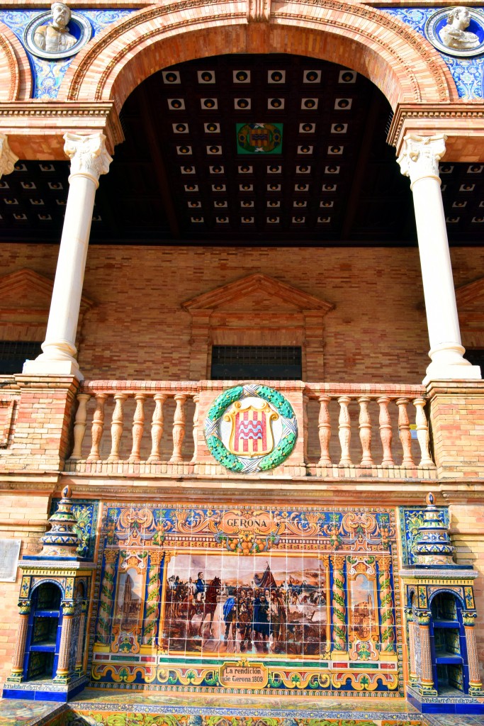 Foto: Gerona representada en un banco de la Plaza de España - Sevilla (Andalucía), España