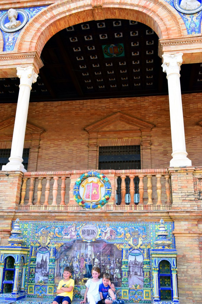 Foto: Burgos representada en un banco de la Plaza de España - Sevilla (Andalucía), España