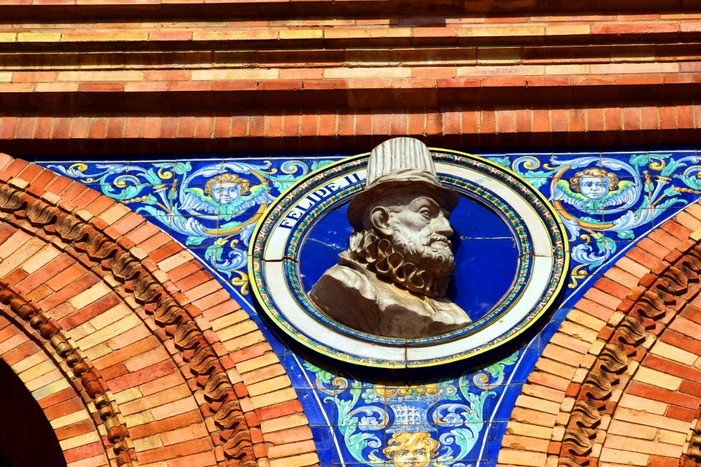 Foto: Felipe II  su busto representado en la Plaza de España sevillana - Sevilla (Andalucía), España