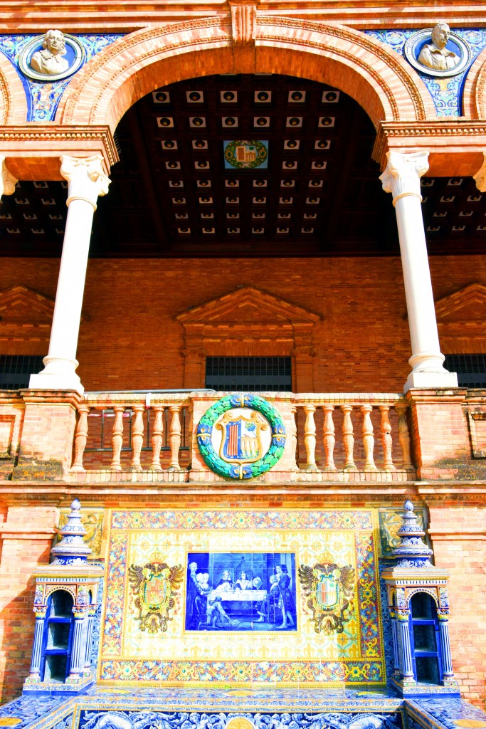 Foto: Salamanca representada en un banco de la Plaza de España - Sevilla (Andalucía), España