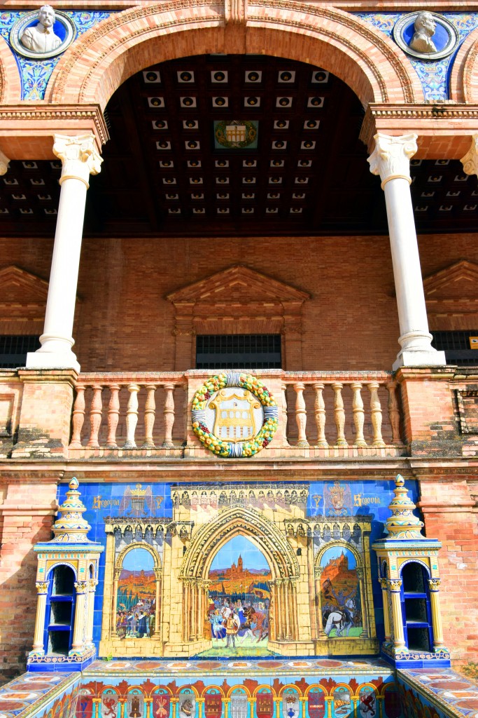 Foto: Segovia representada en un banco de la Plaza de España - Sevilla (Andalucía), España