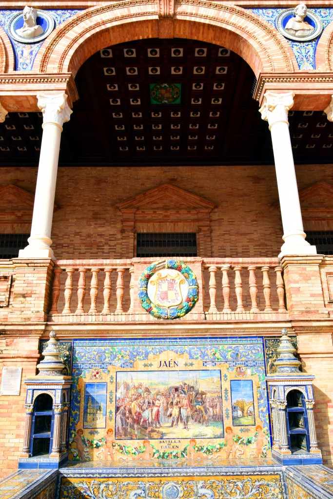 Foto: Jaén representada en un banco de la Plaza de España - Sevilla (Andalucía), España