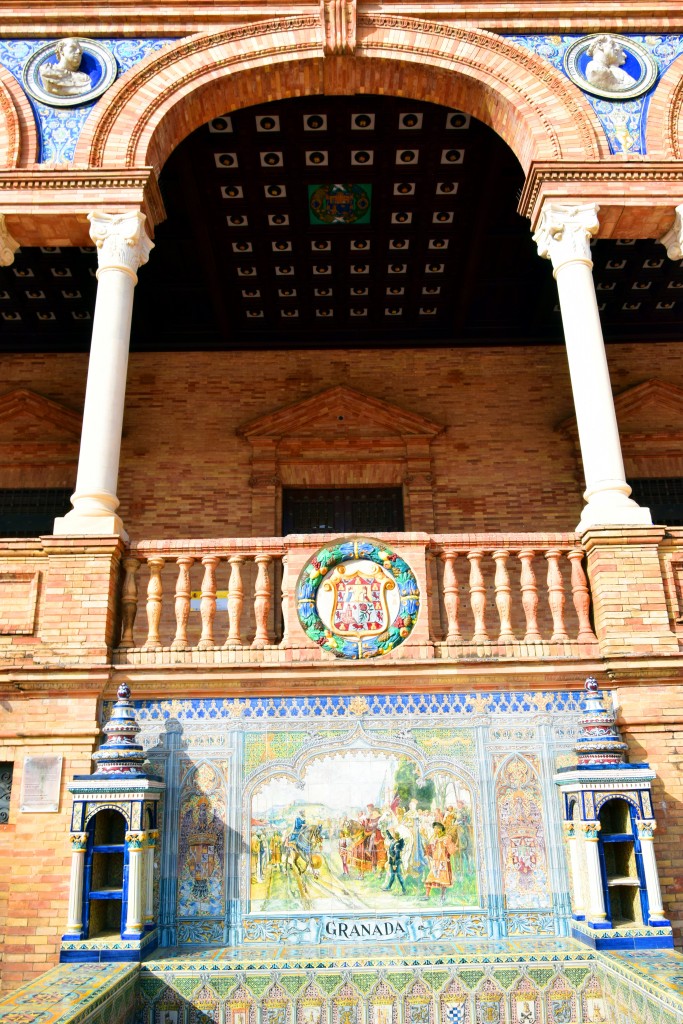 Foto: Granada representada en un banco de la Plaza de España - Sevilla (Andalucía), España