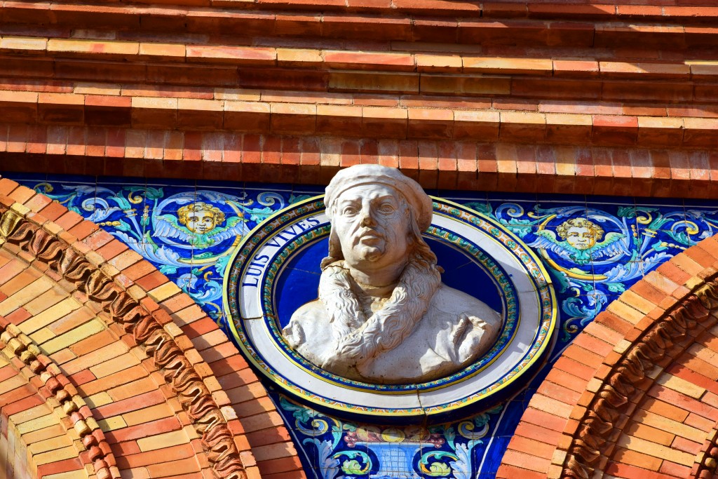 Foto: Luis Vives su busto representado en la Plaza de España sevillana - Sevilla (Andalucía), España