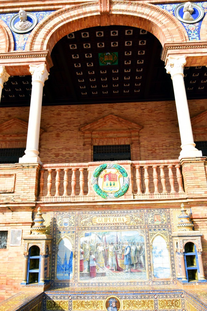 Foto: Guipuzcoa representada en un banco de la Plaza de España - Sevilla (Andalucía), España